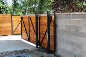 Roller gate with steel frame and horizontal, tongue and groove wood